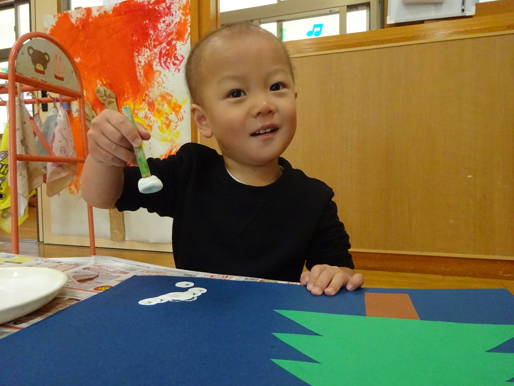 製作をする子ども (4)