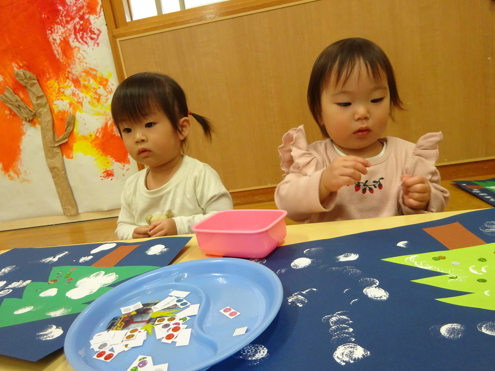 製作をする子ども (5)
