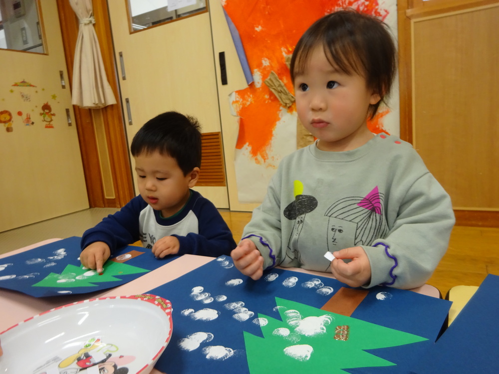 製作をする子ども (6)