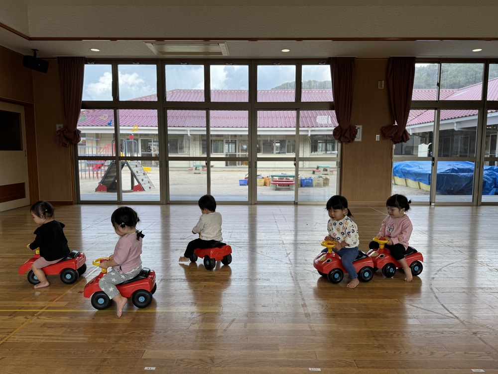 コンビカーで遊んでいる (4)