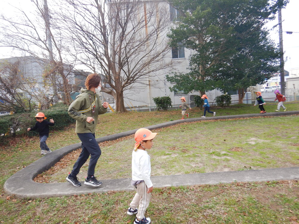 公園で遊ぶ