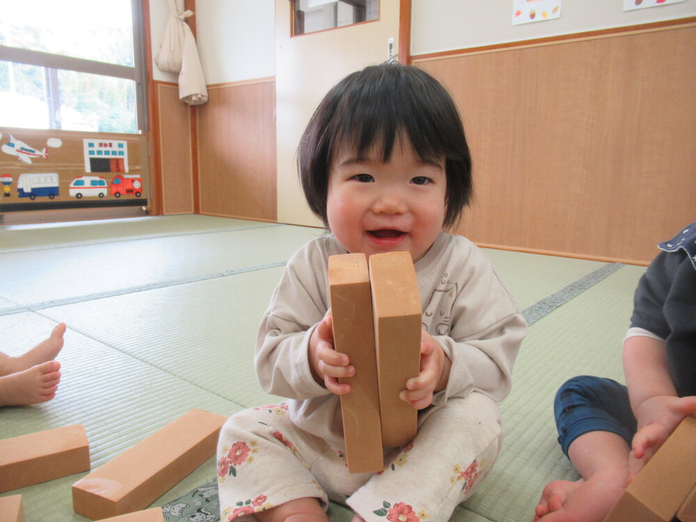 ソフト積み木で遊ぶ様子