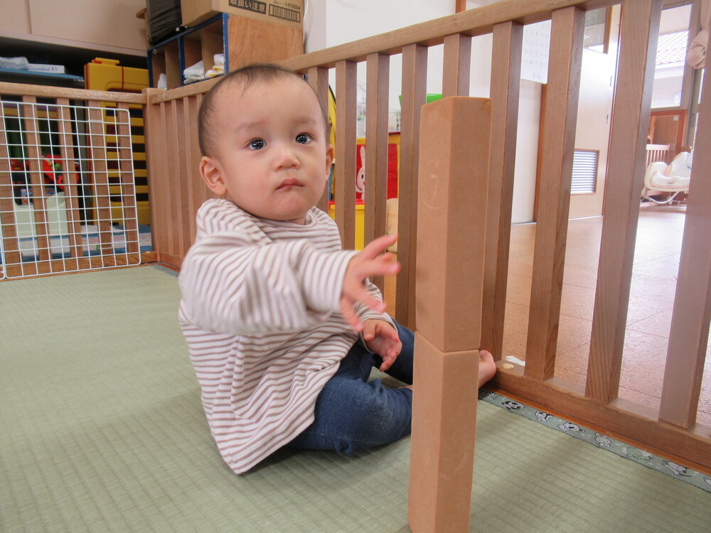 ソフト積み木で遊ぶ様子２