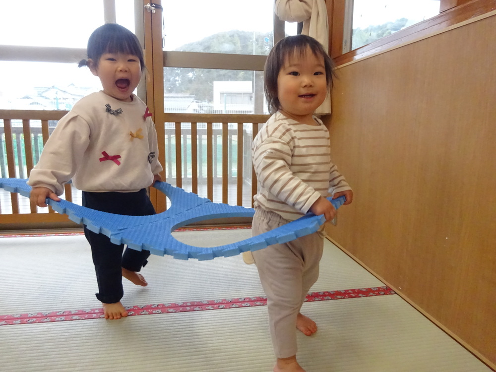 プラポイントで遊んでいる子ども (1)