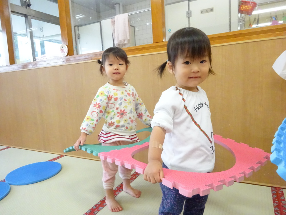 プラポイントで遊んでいる子ども (2)