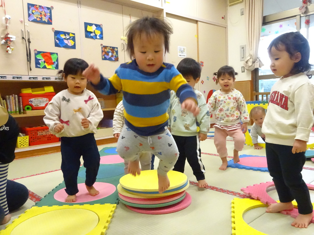 プラポイントで遊んでいる子ども (4)