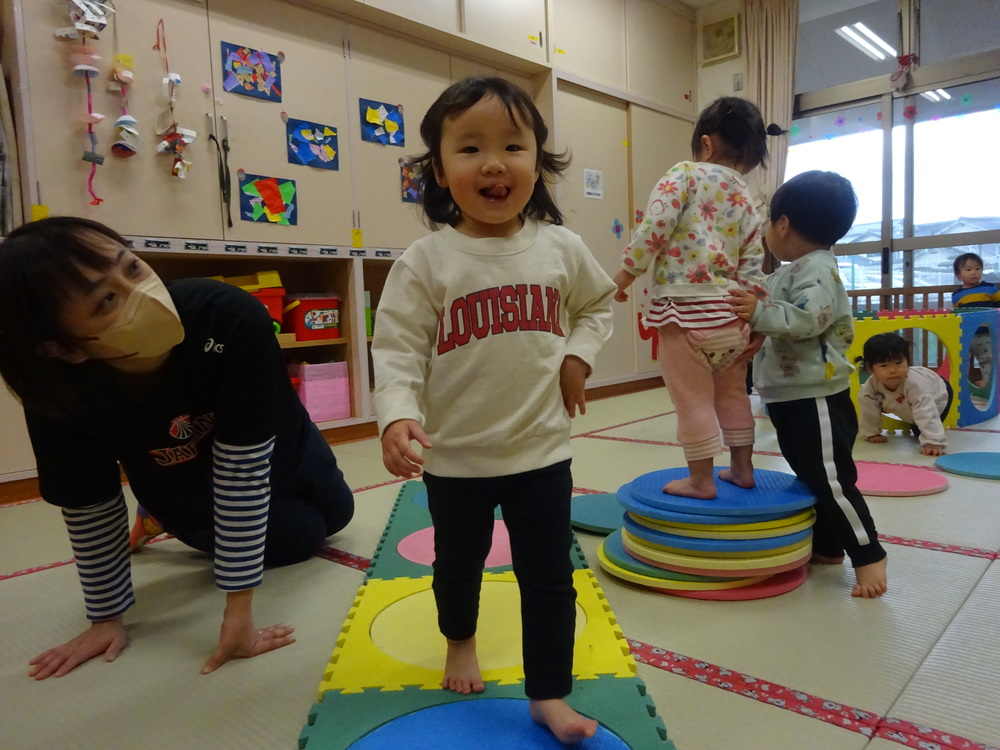 プラポイントで遊んでいる子ども (6)