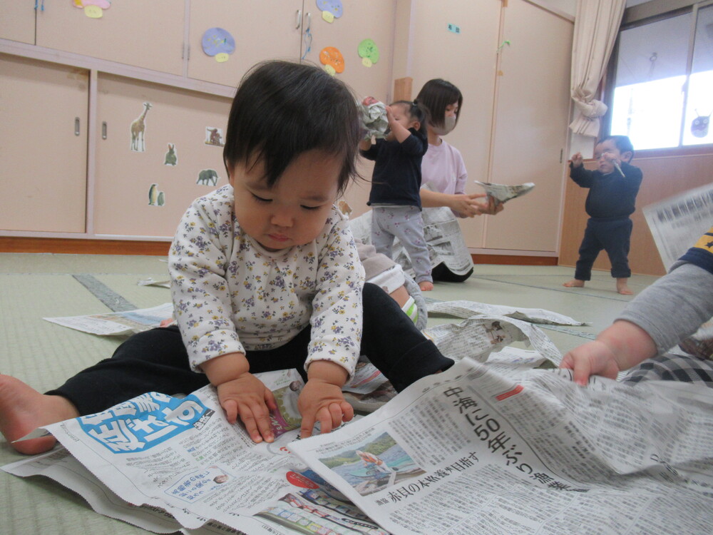 新聞紙で遊んでいる (6)