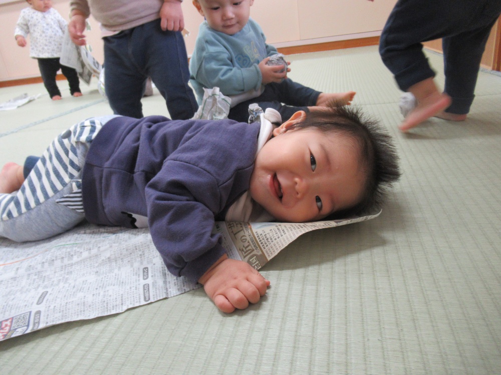 新聞紙で遊んでいる (7)