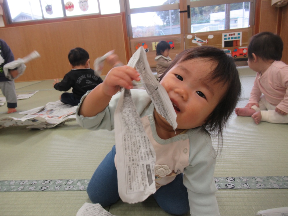 新聞紙で遊んでいる (9)