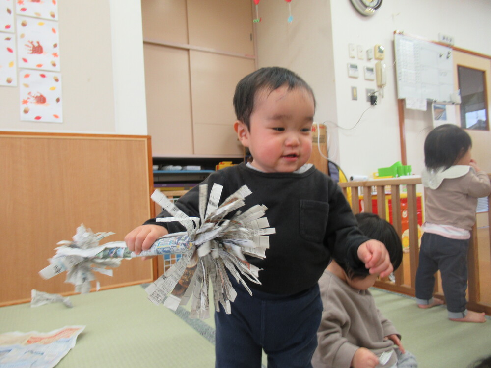 新聞紙で遊んでいる１５