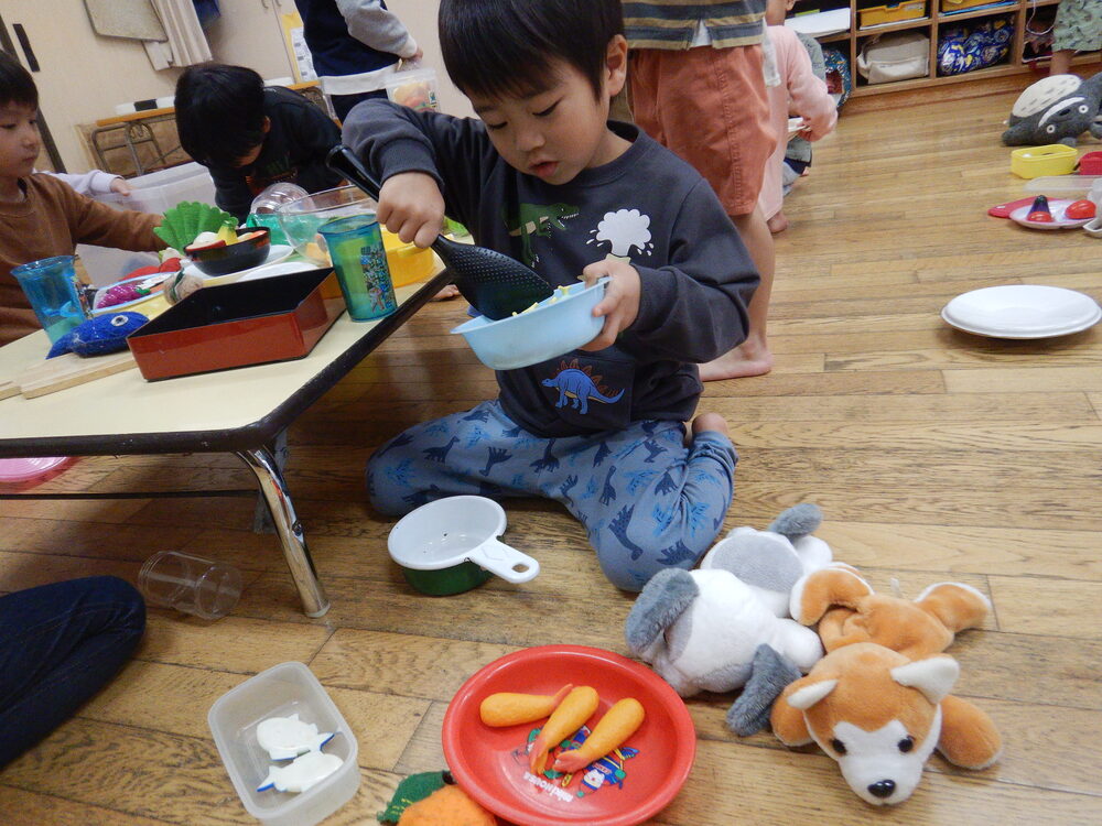 おままごとをする男の子