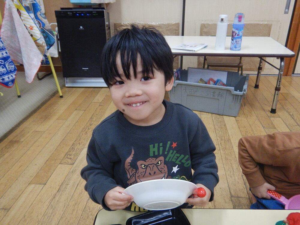 おままごとをする男の子