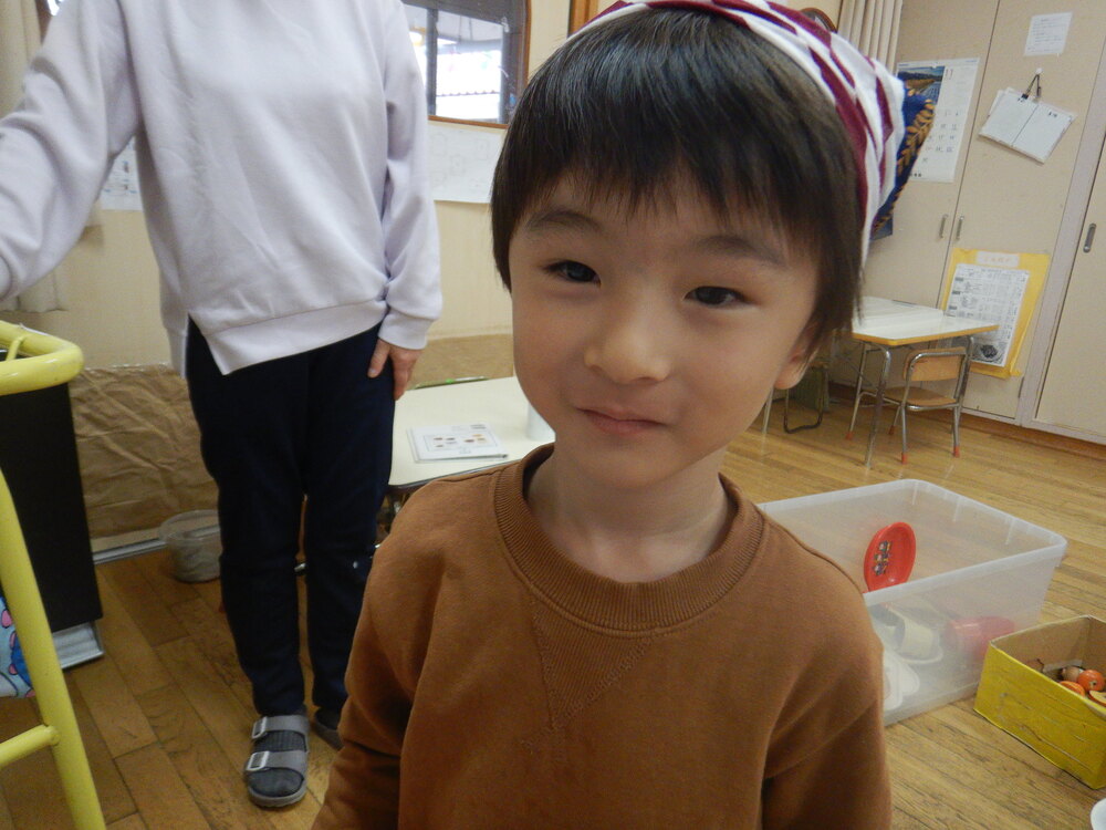 三角巾をつける男の子