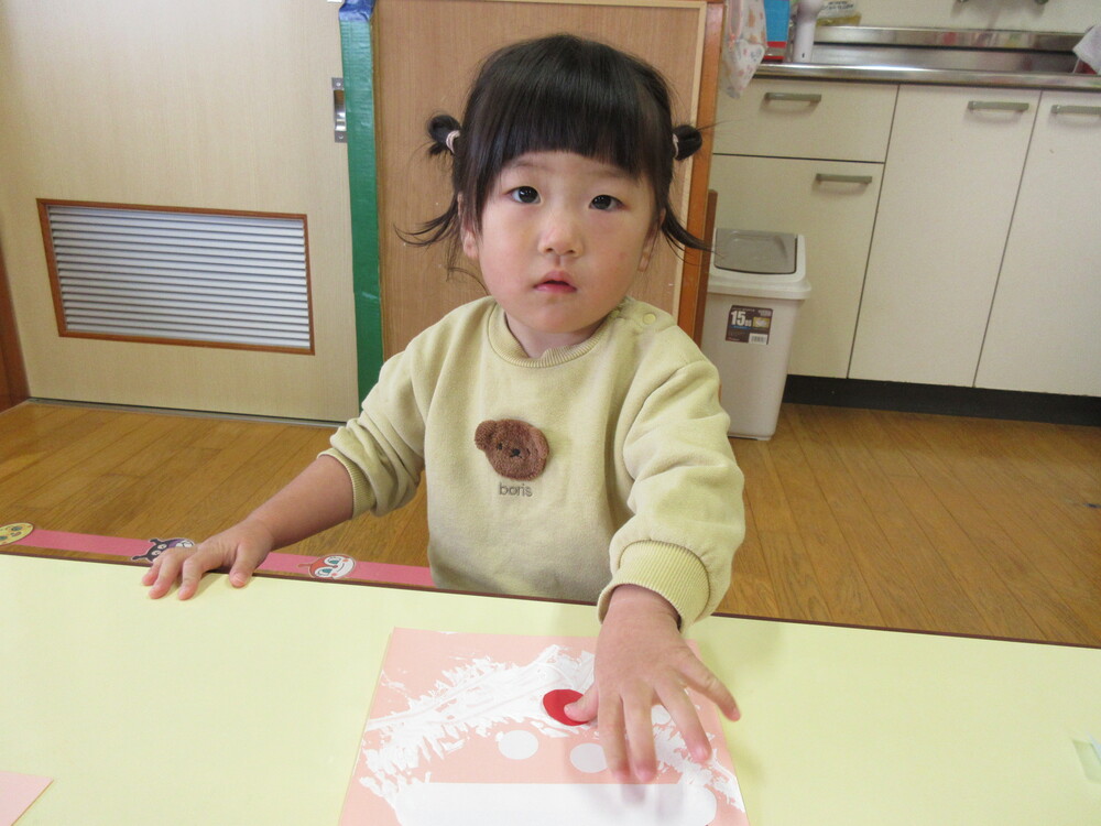 シール貼りの様子