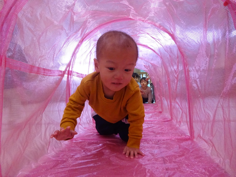 トンネルで遊ぶ子ども (1)