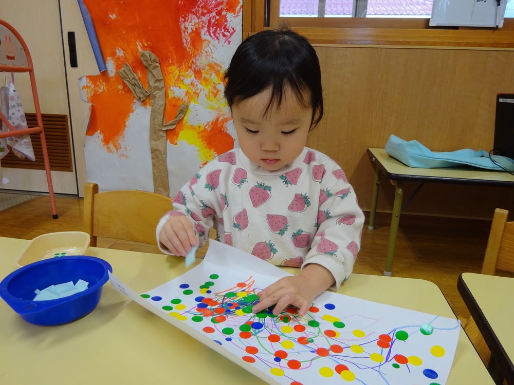 シール貼りをしている子ども