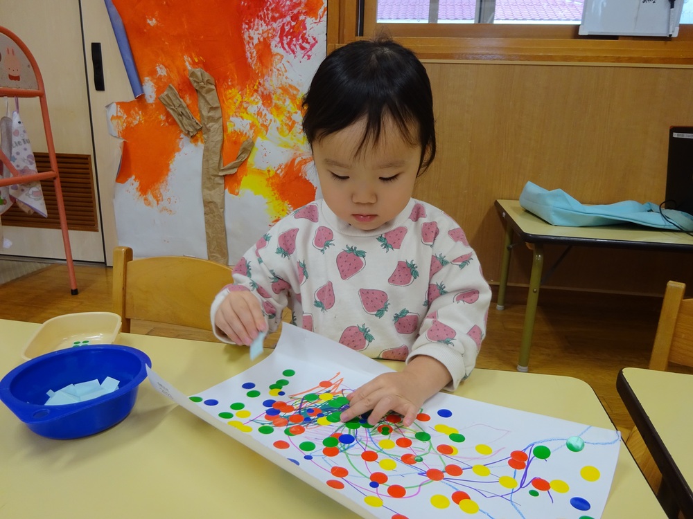 シール貼りをしている子ども