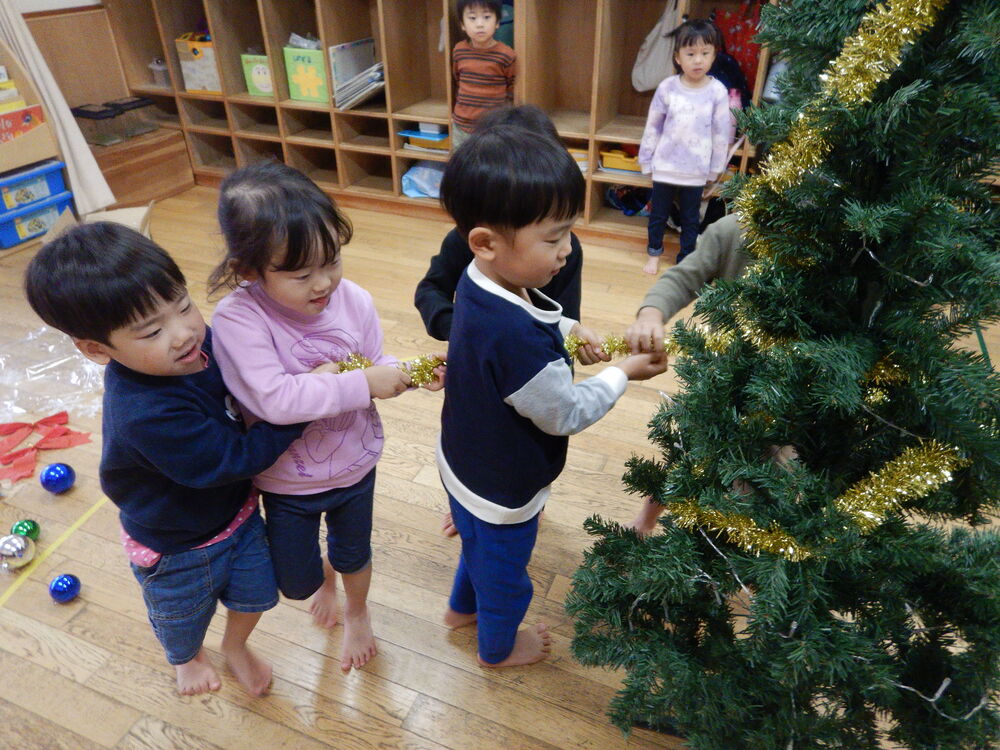 クリスマスツリーの飾りつけ