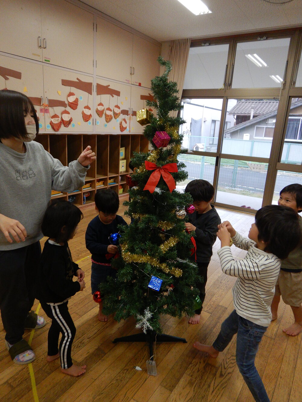 クリスマスツリーを飾る様子