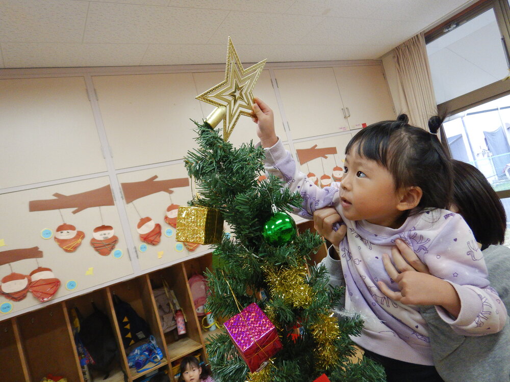 クリスマスツリーを飾る様子