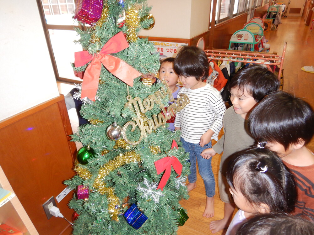 クリスマスツリーを飾る様子
