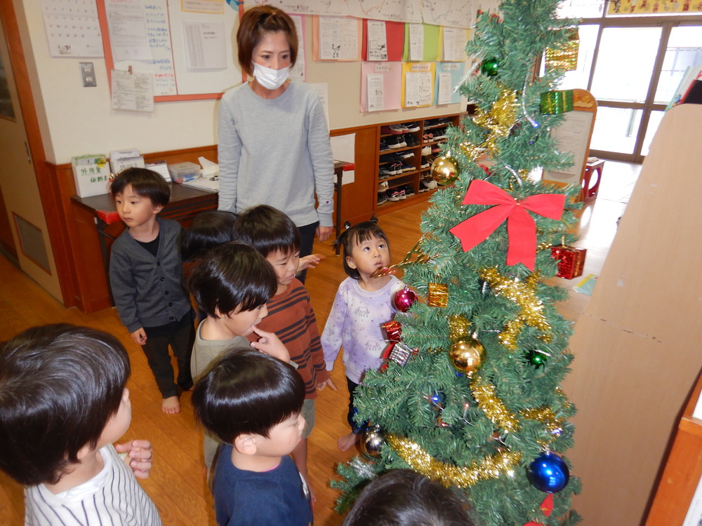 クリスマスツリーを飾る様子
