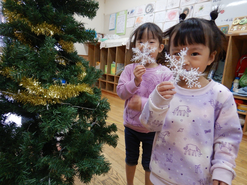 クリスマスツリーを飾る様子