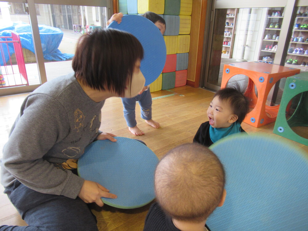 遊戯室で遊んでいる (12)