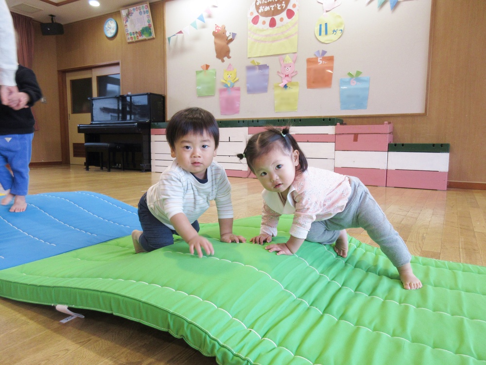 遊戯室で遊ぶ様子 