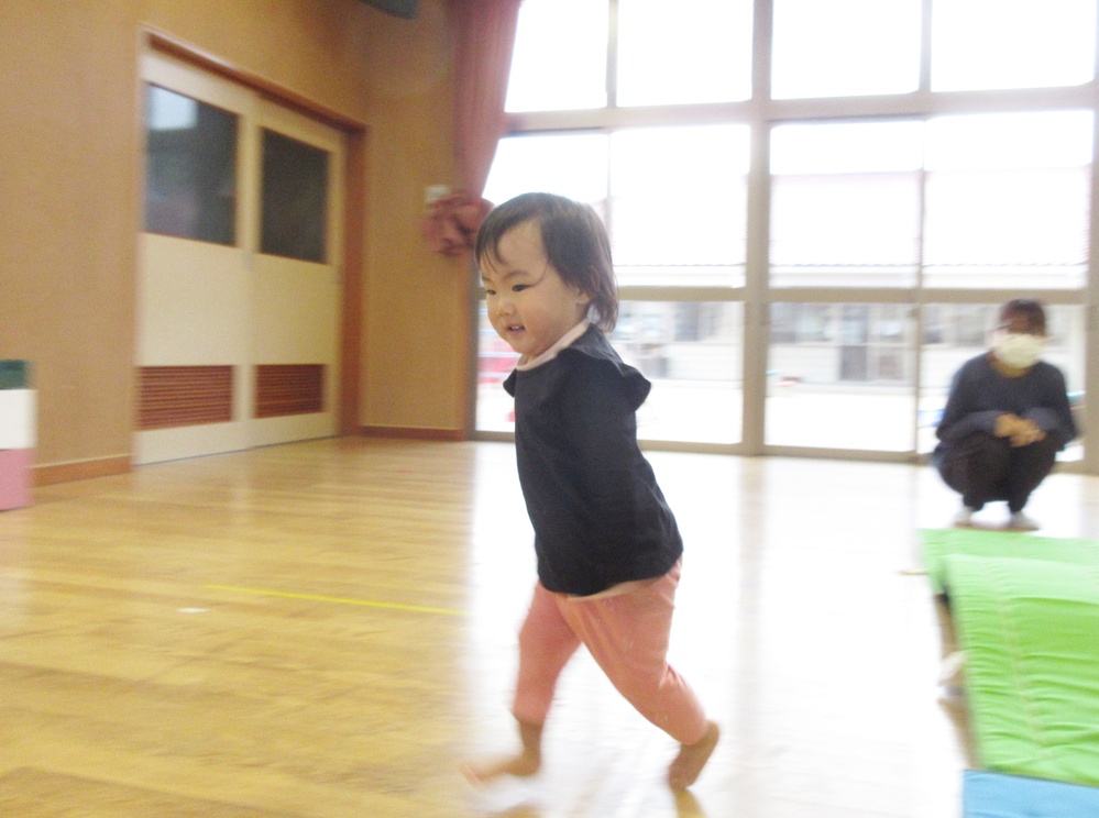 遊戯室で遊ぶ様子 