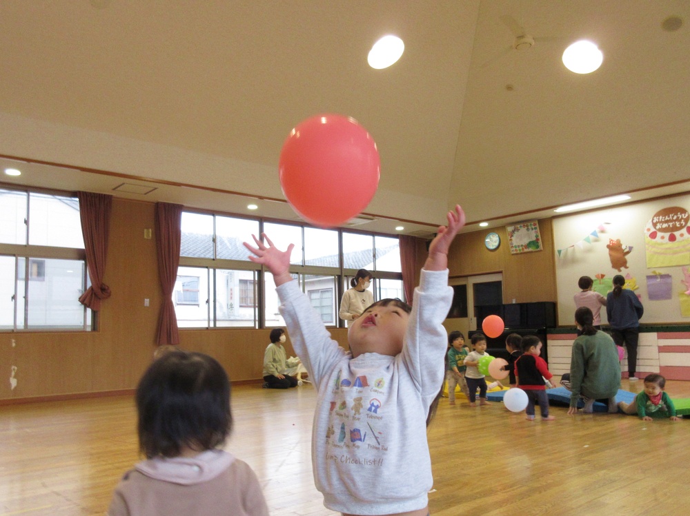 遊戯室で遊ぶ様子