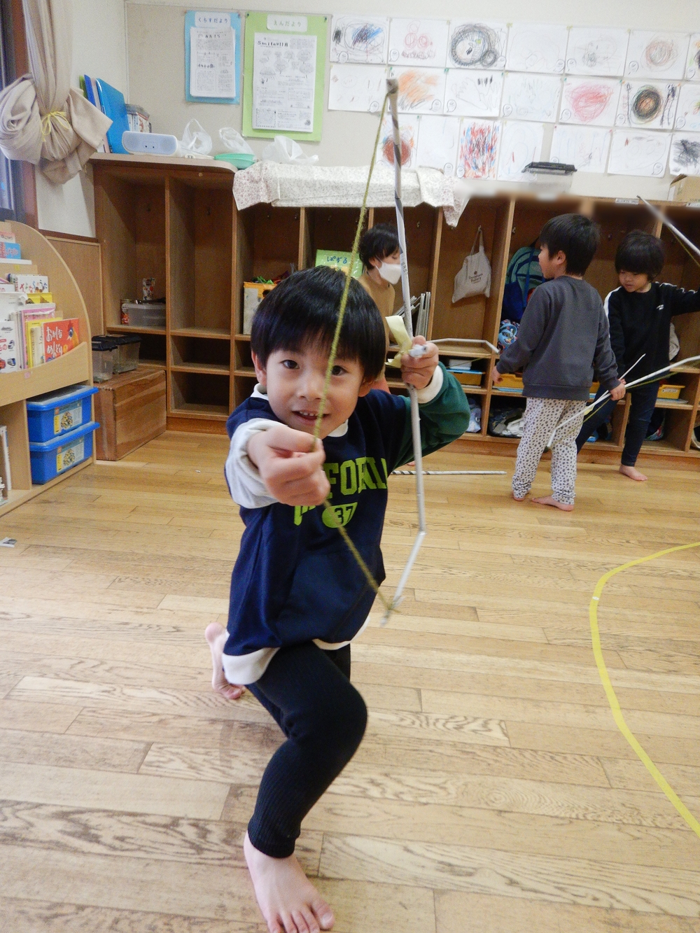 弓矢で舞う子ども