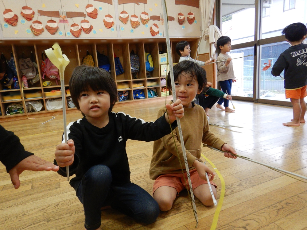 弓矢で舞う子ども