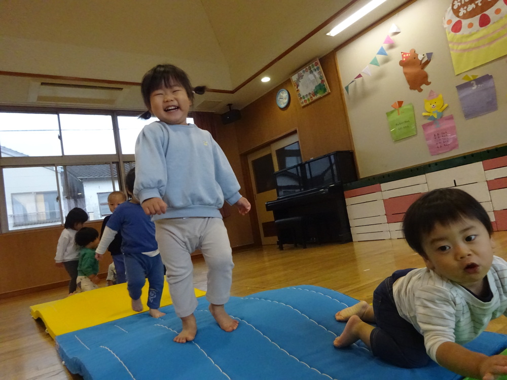 遊戯室で遊ぶ子ども (4)