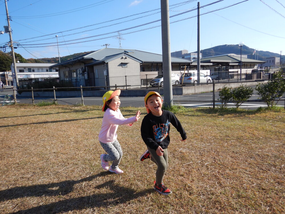 鬼ごっこをしている