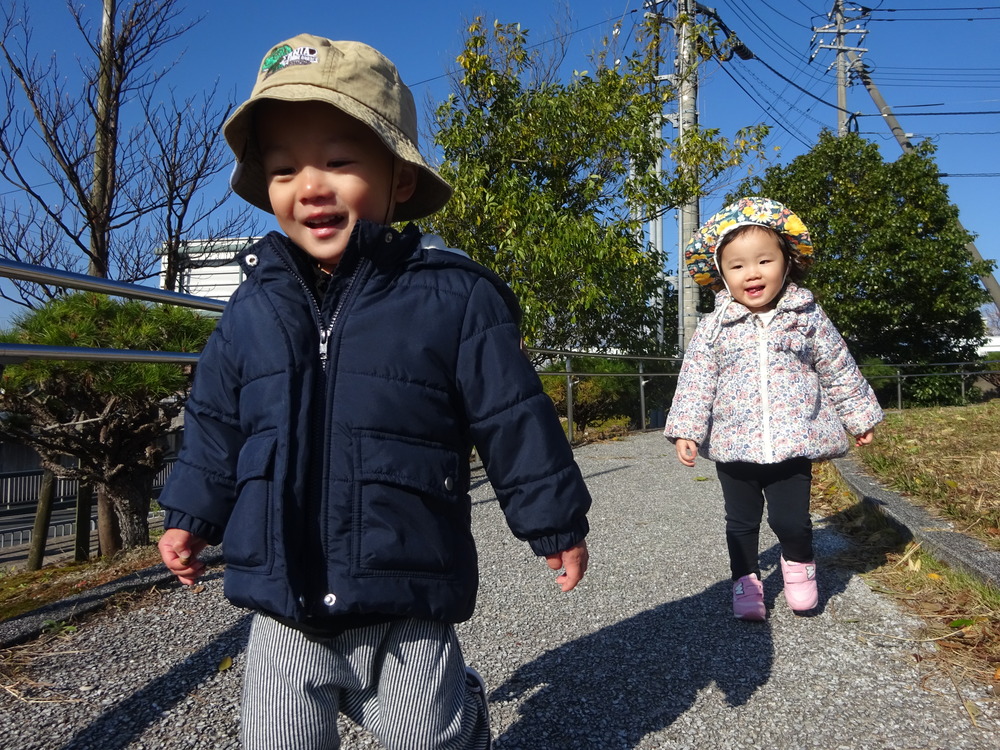 アステラス公園で遊ぶ子ども (2)