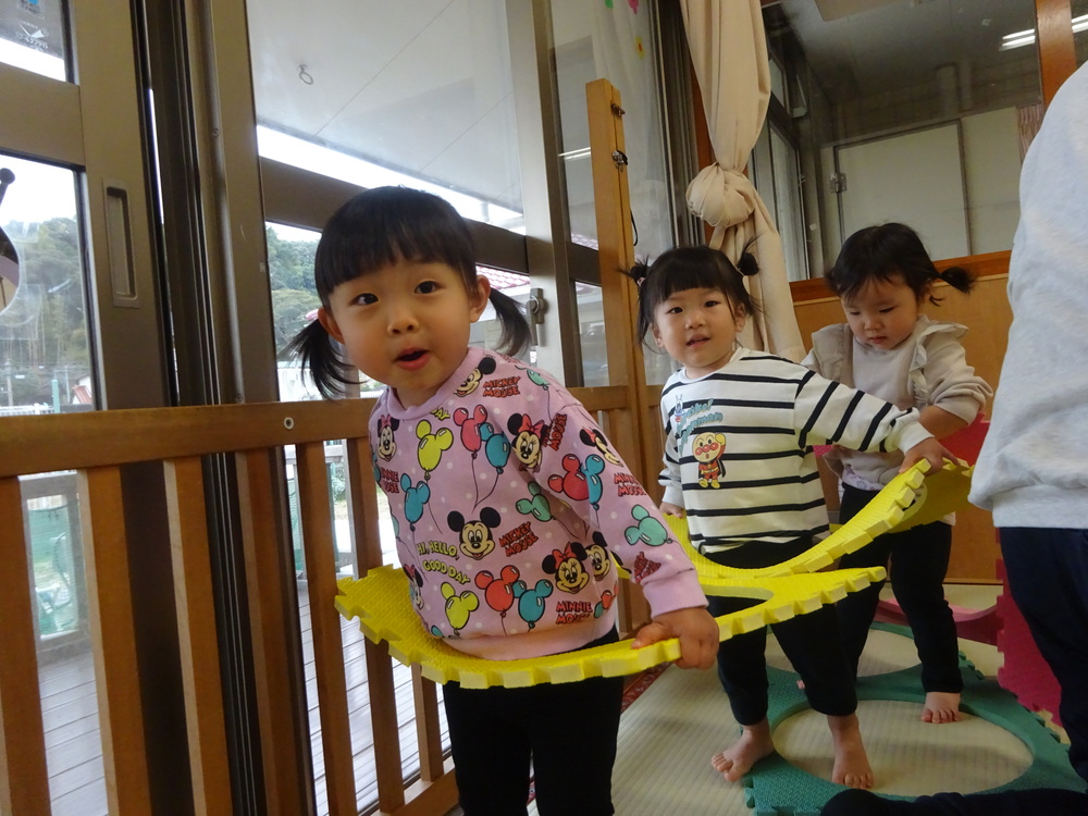 部屋で遊ぶ子ども (1)