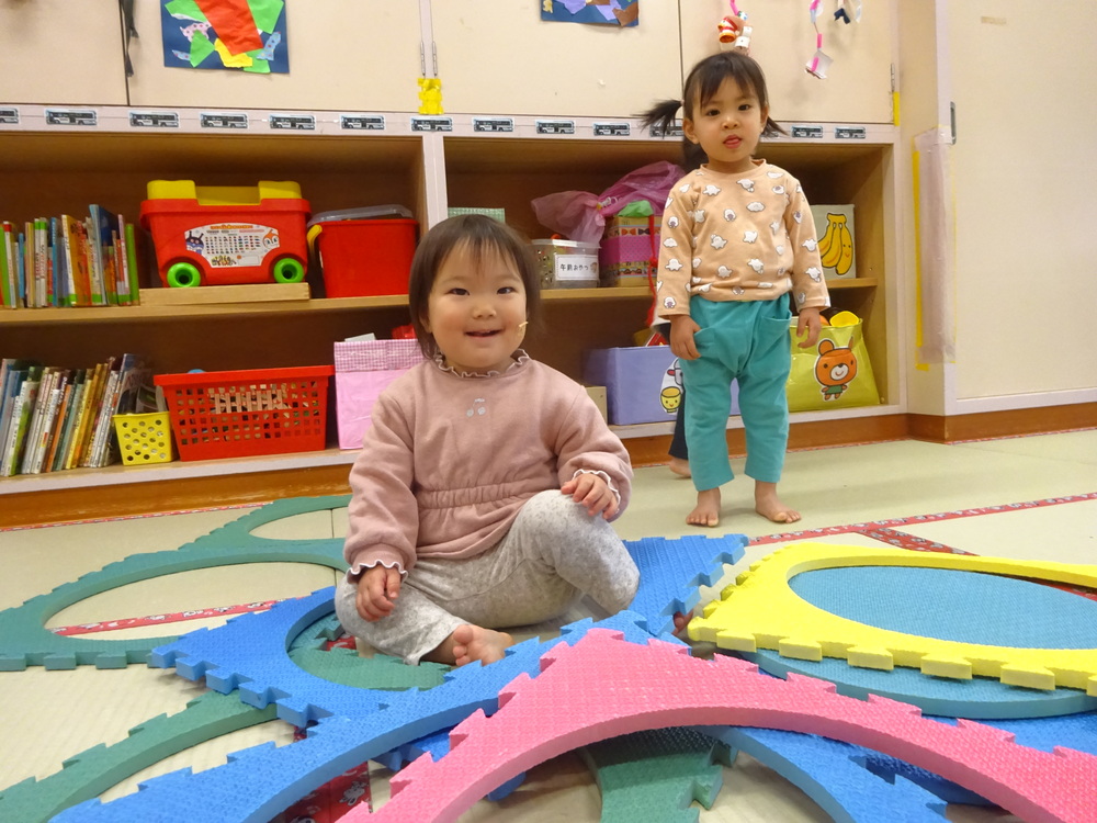 部屋で遊ぶ子ども (3)