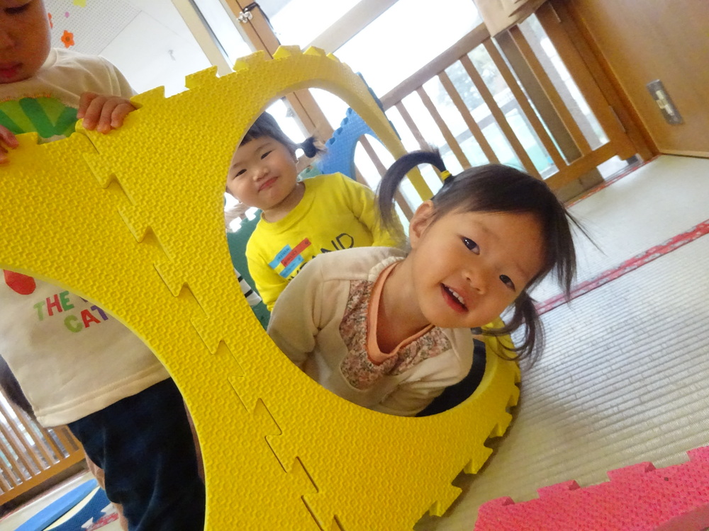 部屋で遊ぶ子ども (6)