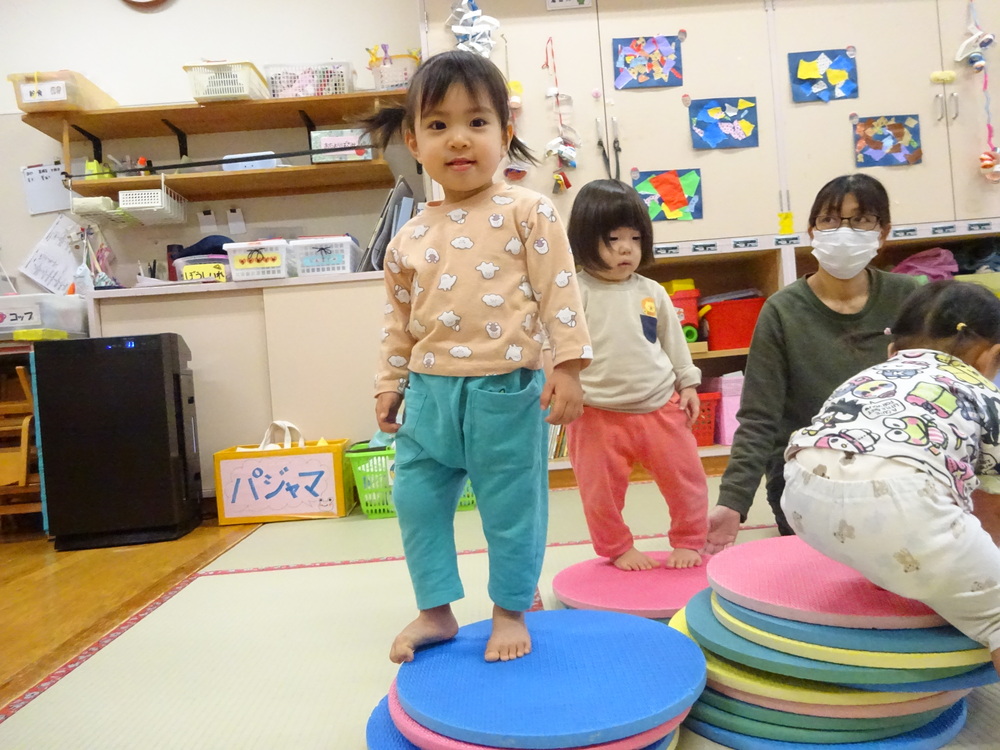 部屋で遊ぶ子ども (8)