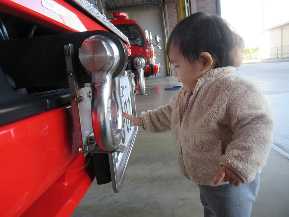 消防車に触れる子ども (11)