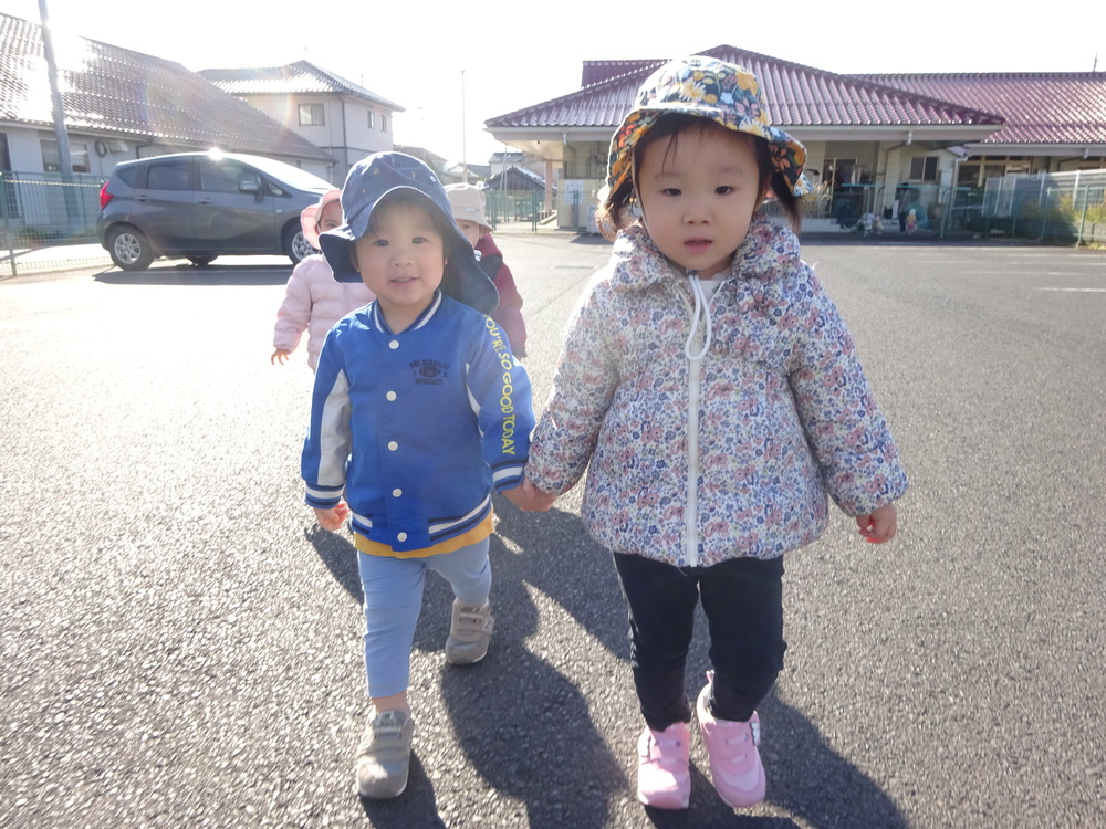 手を繋いで歩く子ども (1)