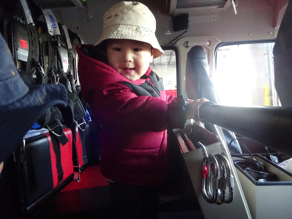 消防車に乗っている子ども (2)