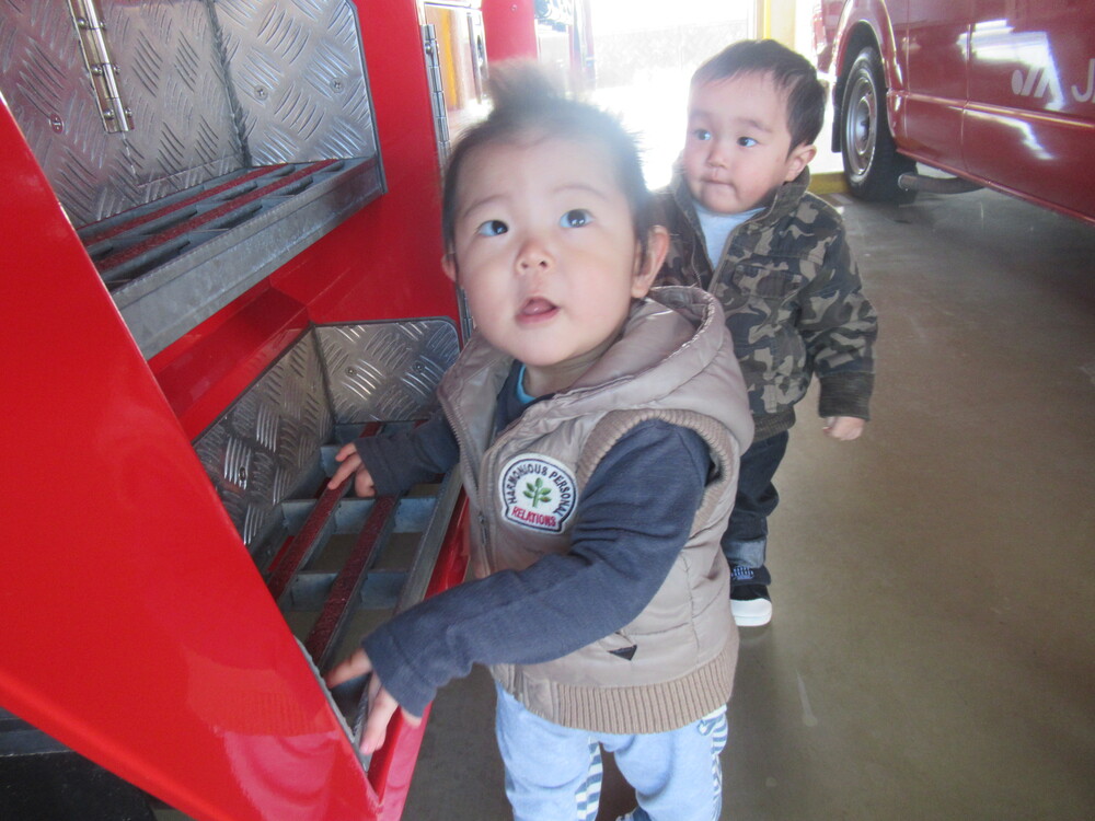 消防車に触れる子ども (6)