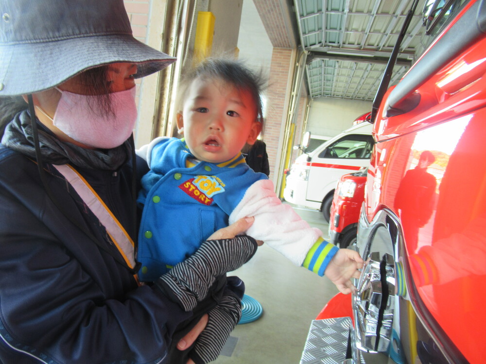 消防車に触れる子ども (3)