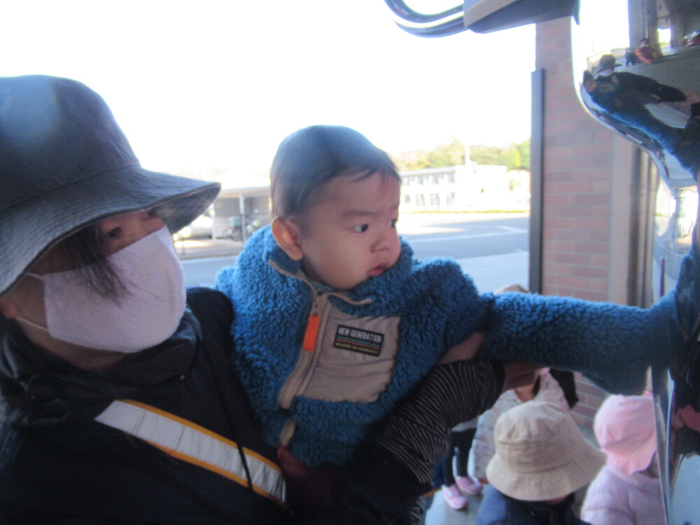 消防車に触れる子ども (11)