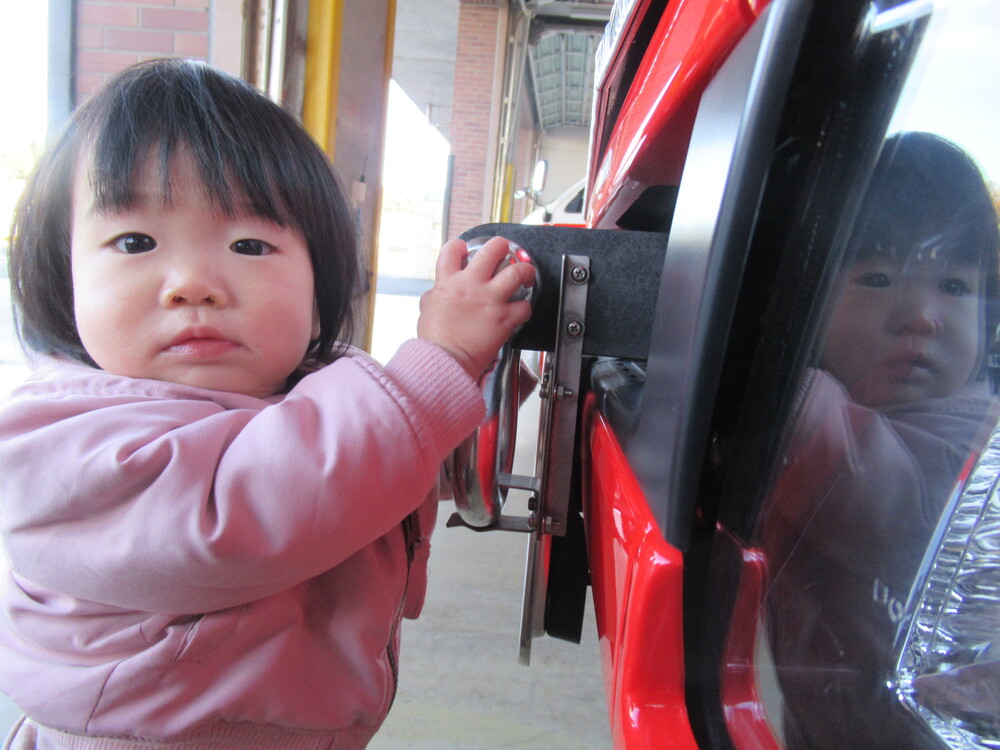 消防車に触れる子ども (10)