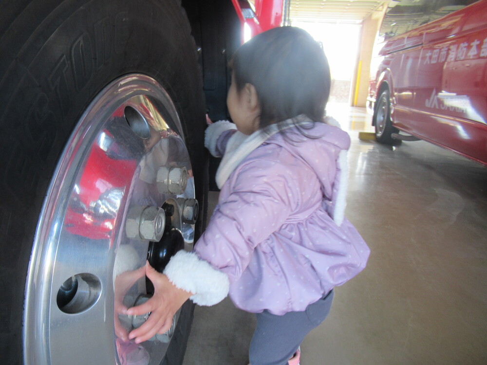 消防車に触れる子ども (7)