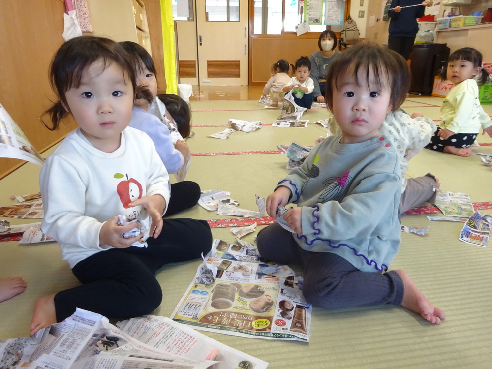 広告紙で遊んでいる子どもたち (1)